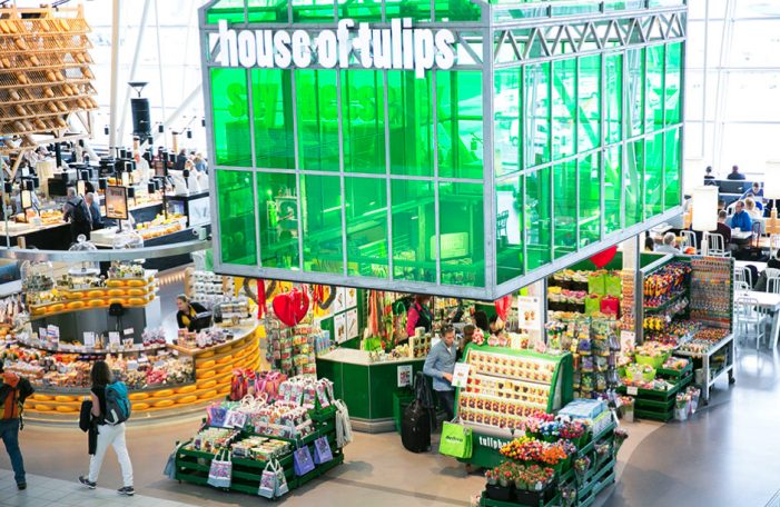 Drukke markt met opvallende groene stand "House of Philips" vol fruit en groenten.